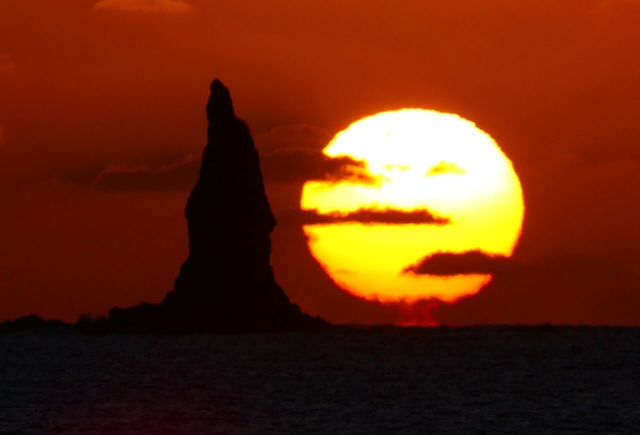 立神岩と夕陽①