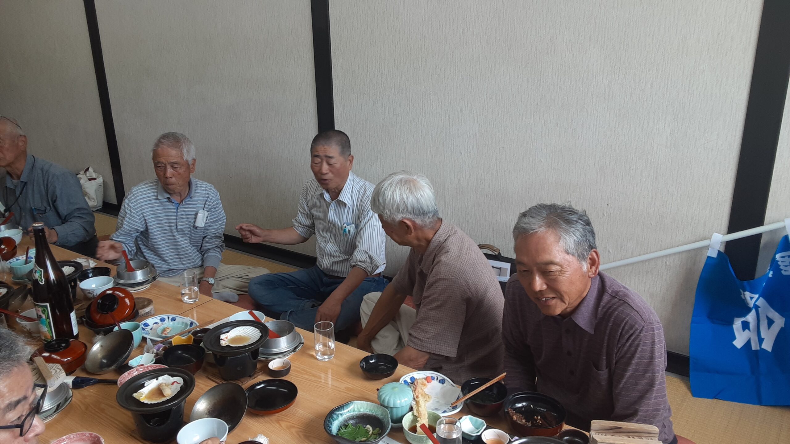右手前から中原さん、内村之重さん、渕山さん、緒方さん