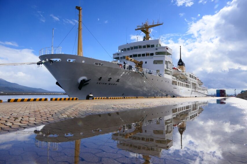 冠雪した桜島と青雲丸-2