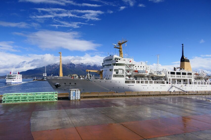 冠雪した桜島と青雲丸-4