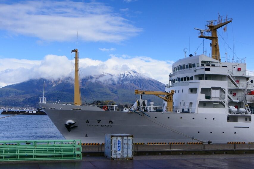 冠雪した桜島と青雲丸-3