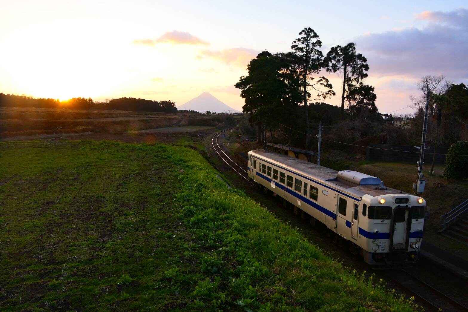 松ヶ浦駅からのご来光とキハ-3