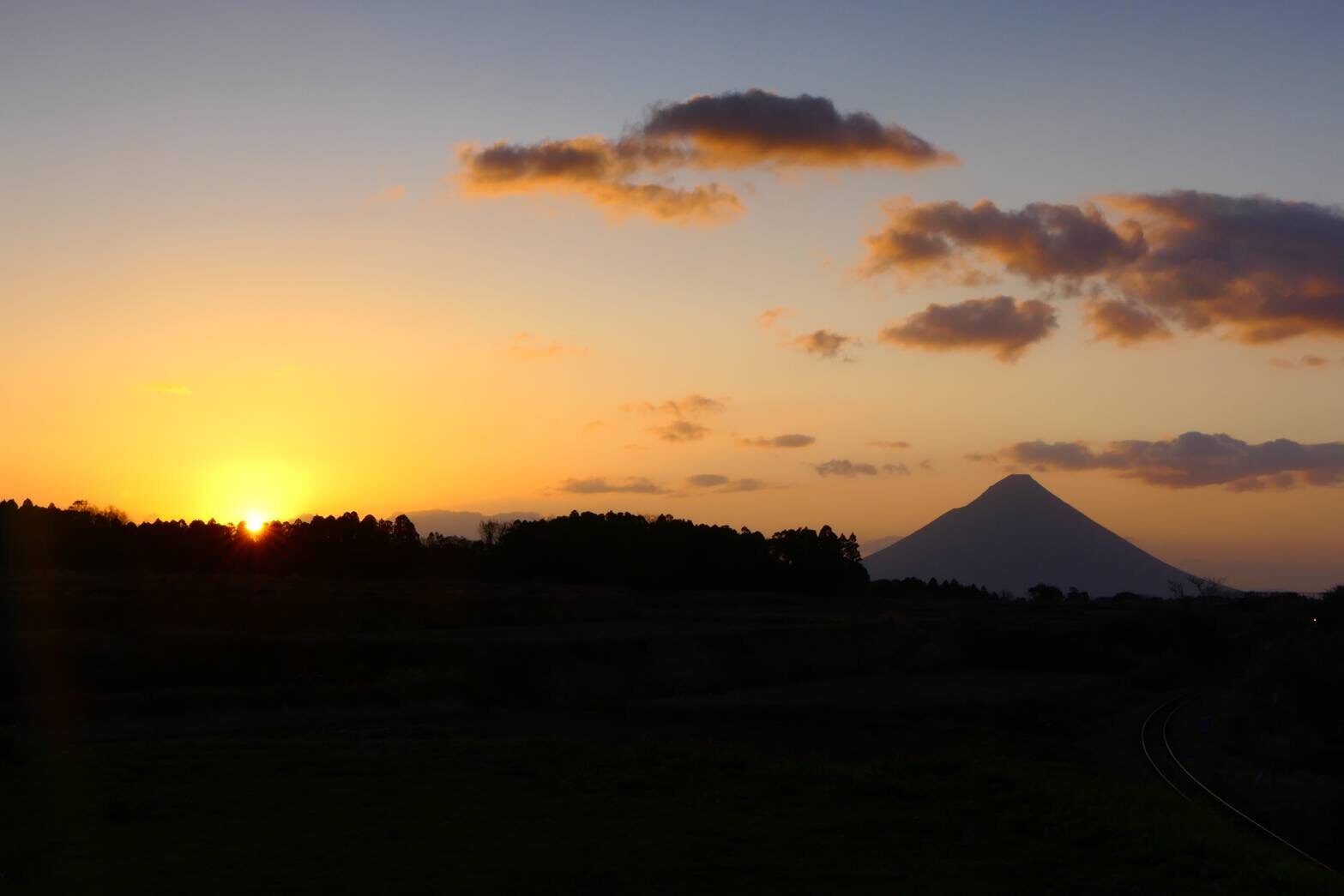 松ヶ浦駅からのご来光とキハ-2