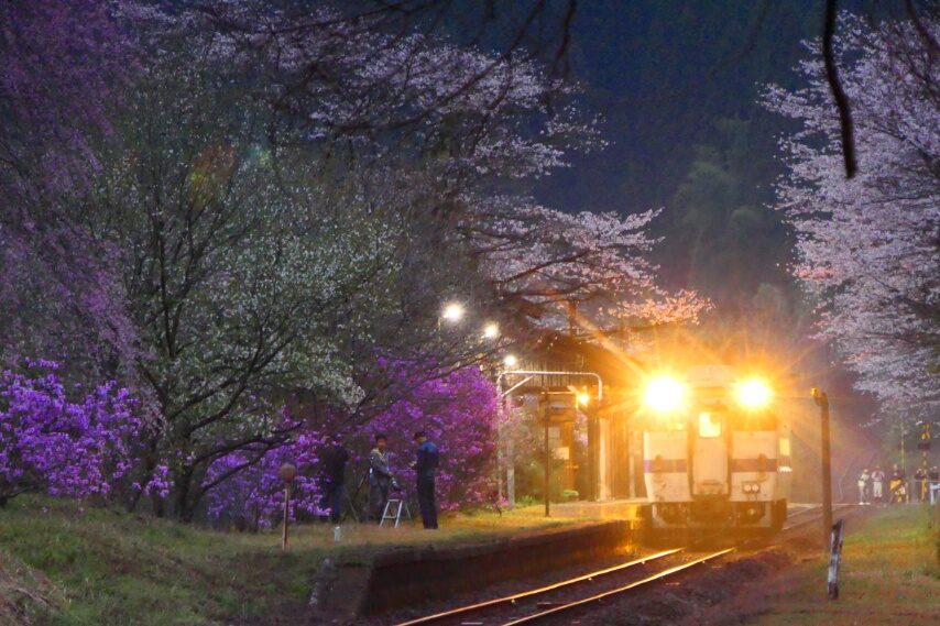 嘉例川駅を行く１番列車
