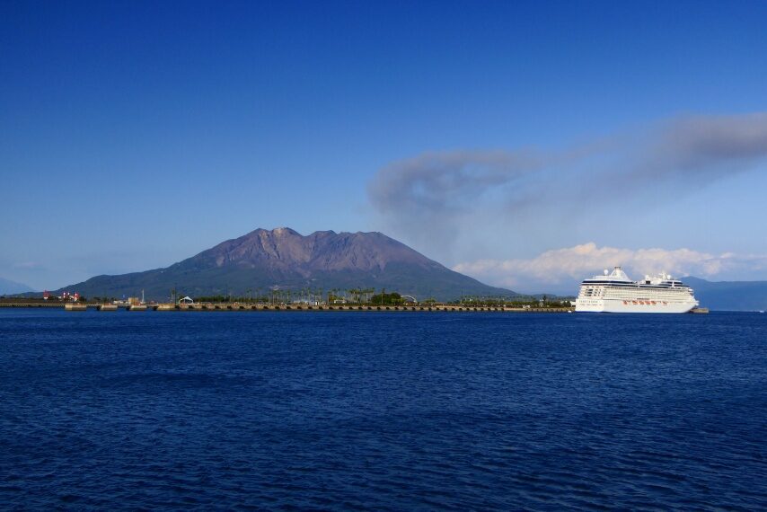 マリンポートに停泊中の豪華クルーズ船