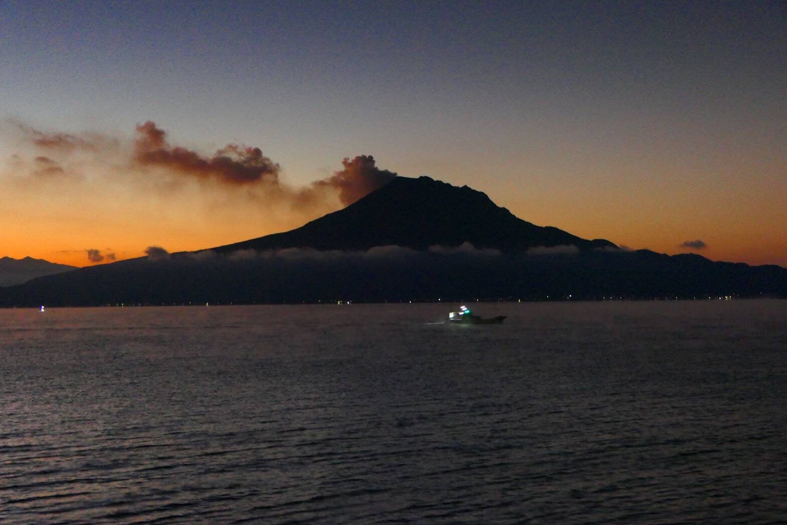 ケアラシが発生した姶良市重富海岸からのご来光