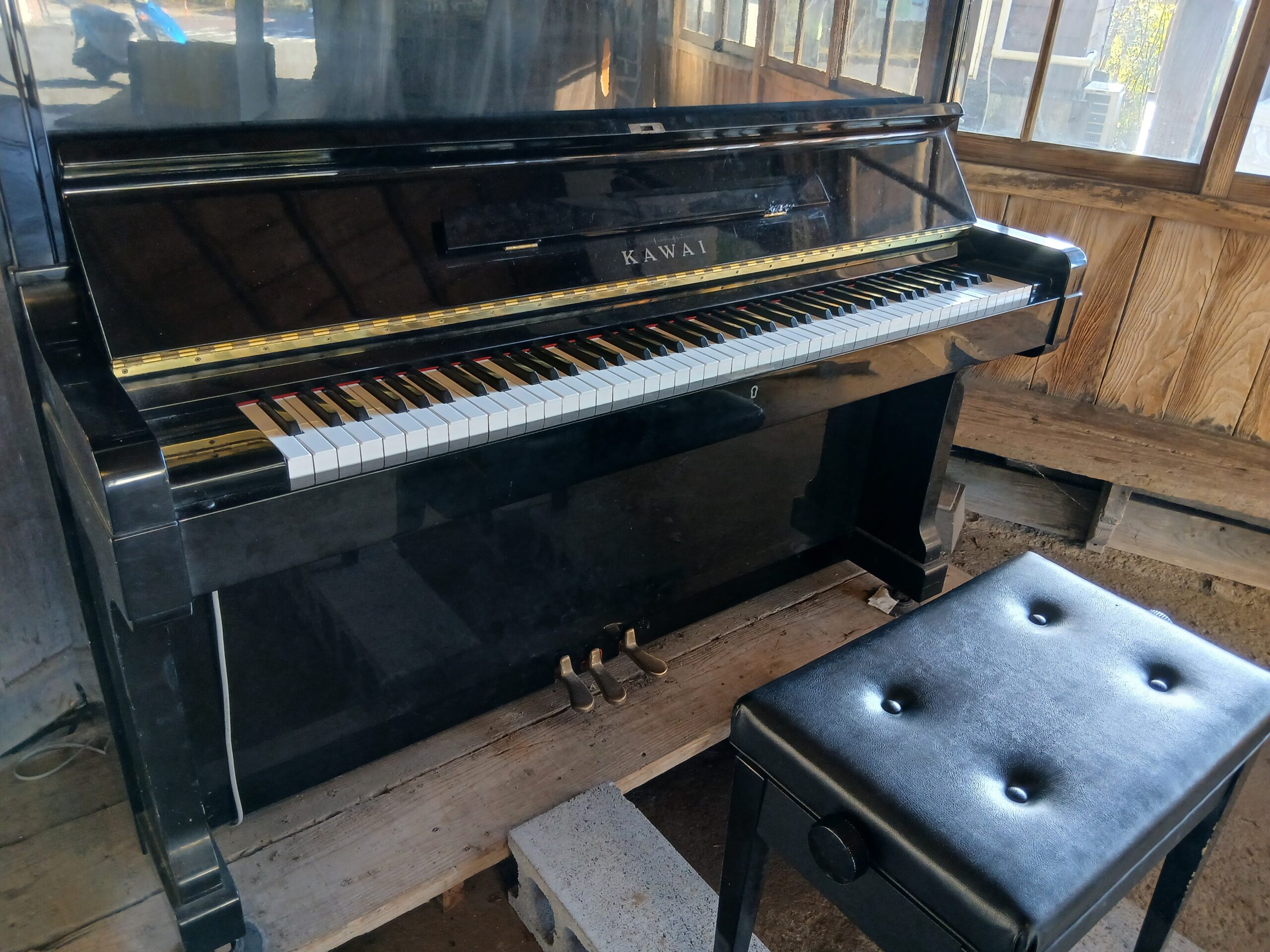 栗野駅には待合室に駅ピアノ