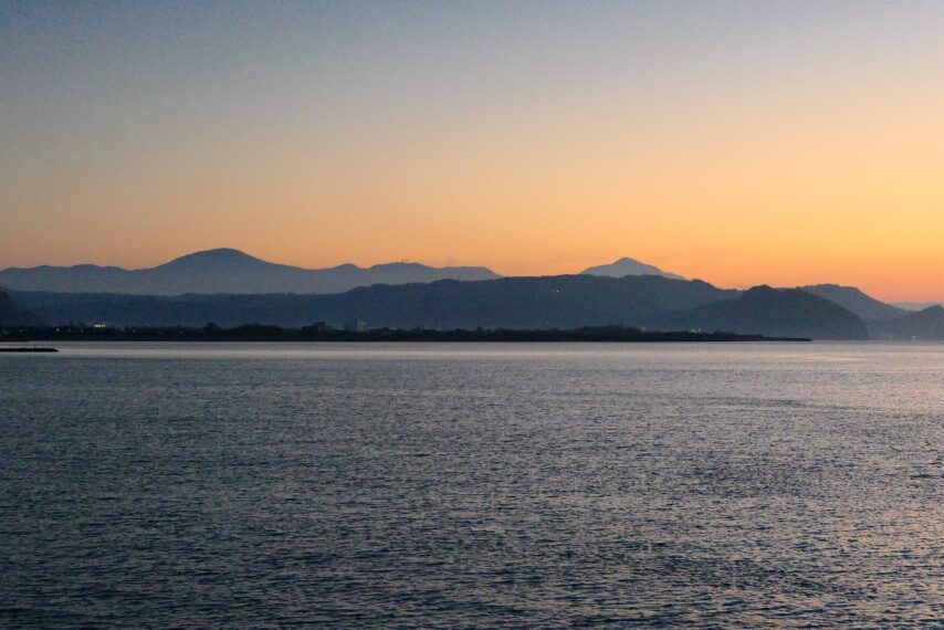 姶良市重富海岸からの霧島連山遠望