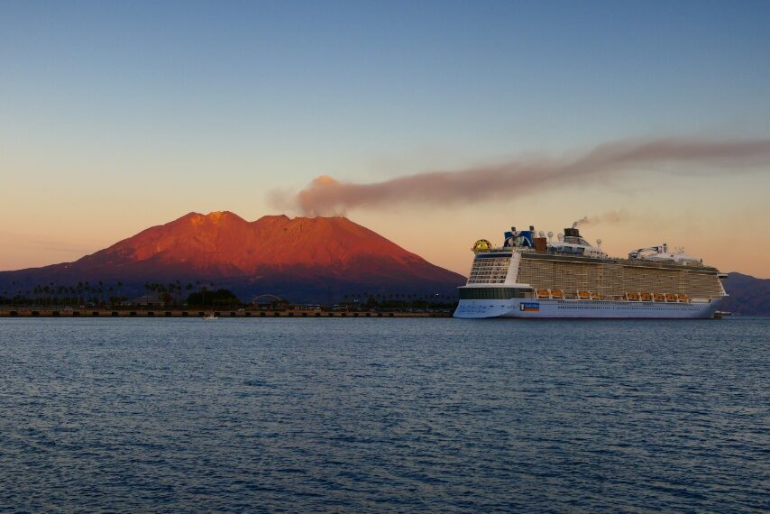 赤桜島とクルーズ船