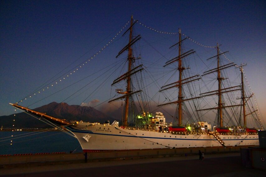 ライトアップした日本丸