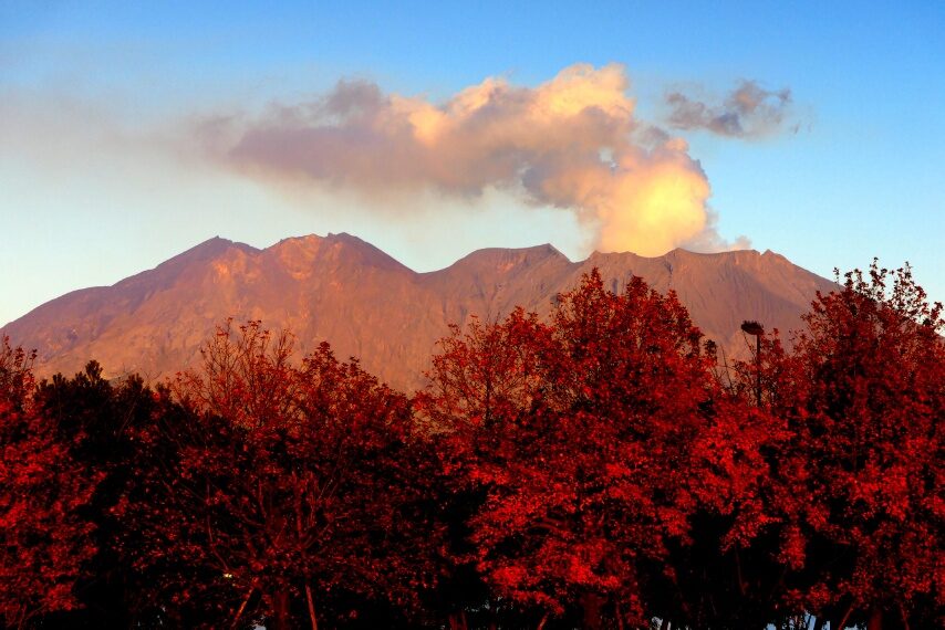 夕陽に映える赤桜島-1