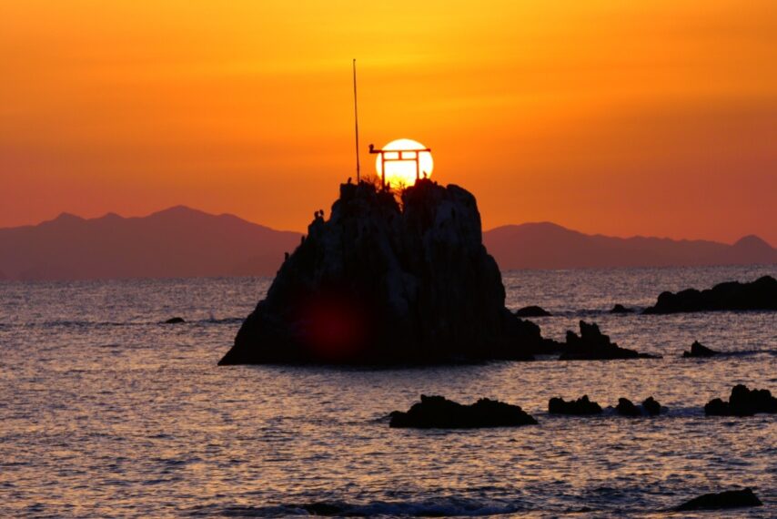 すみっ瀬の鳥居と夕陽