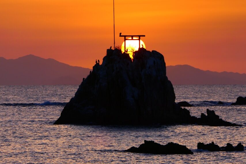 すみっ瀬の鳥居と夕陽