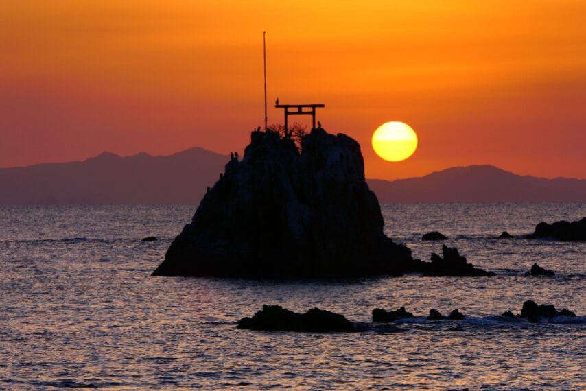 すみっ瀬の鳥居と夕陽