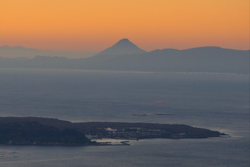 遠くに、薩摩富士開聞岳