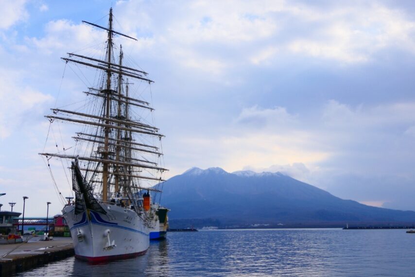 うっすらと冠雪した桜島と海王丸