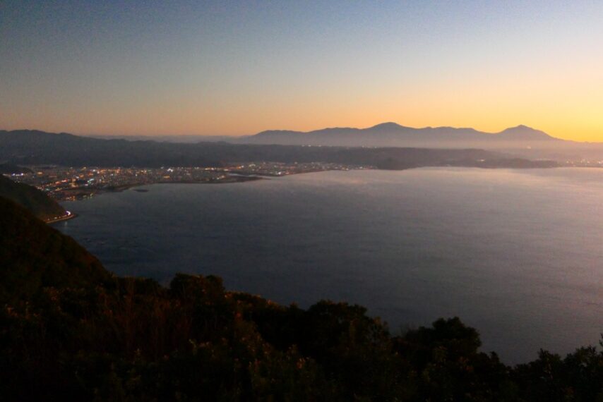眼下に姶良市街地、遠くに霧島連山