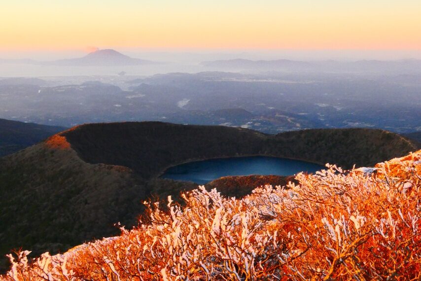 眼下に大浪池、遠くには桜島