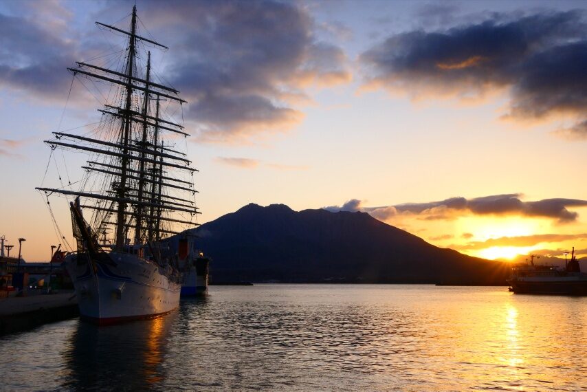 鹿児島港に停泊中の海技教育機構の練習船 海王丸-1