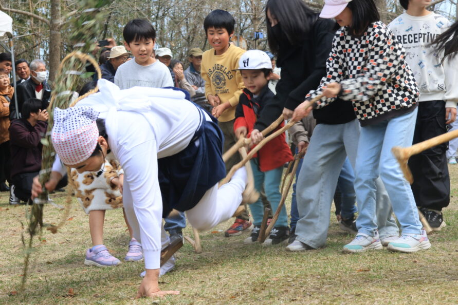 子供たちが足をすくい倒す